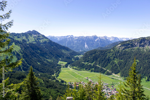 Blick vom Gimpelhaus in die Alpen im Tannheimer Tal 