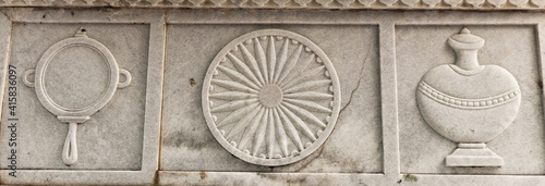 Fotografia spokes wheel of jainism made of white marble