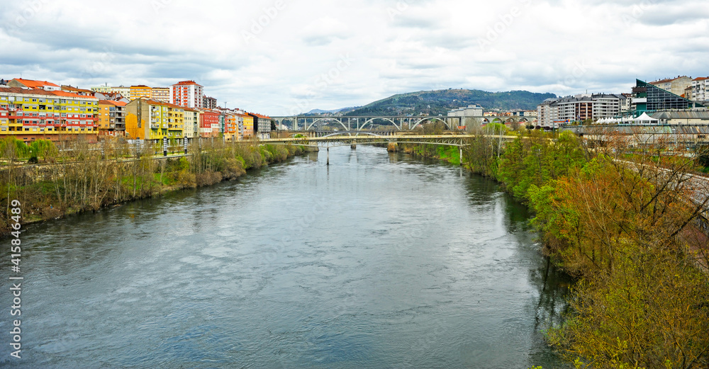 El río Miño a su paso por la ciudad de Ourense Orense, Galicia, España