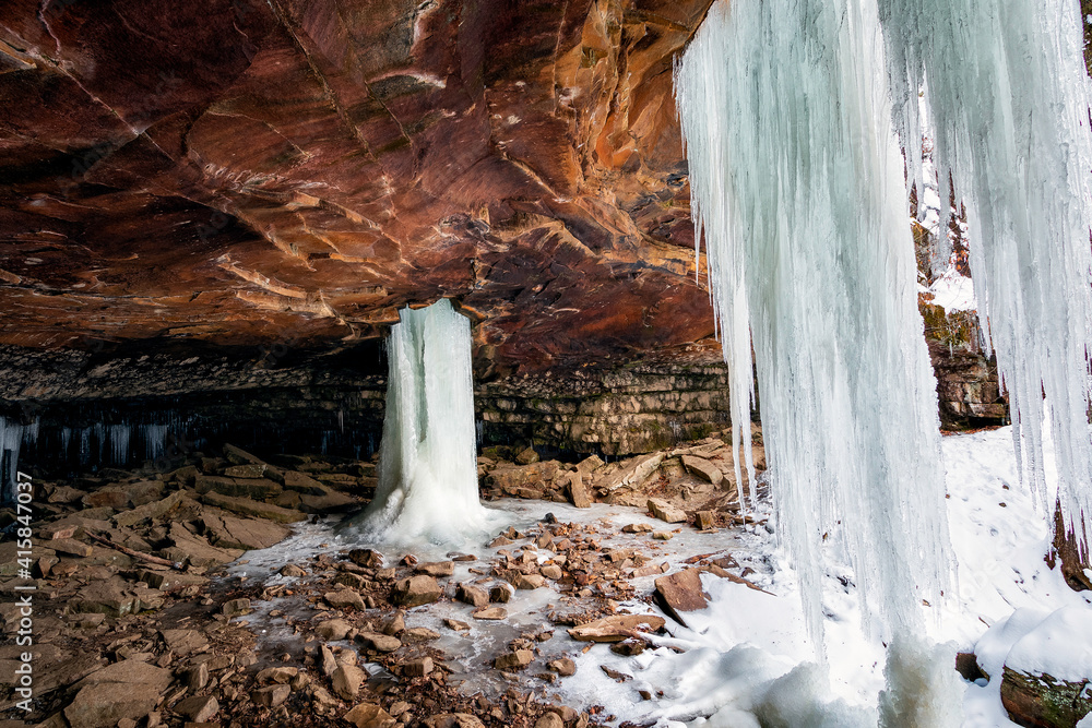 Obraz premium Frozen Glory Hole Waterfall Bluff