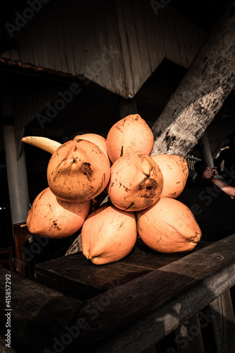Owoce króla kokosów, pomarańczowy kokos.