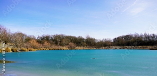 Blaue Lagune in Beckum, Nordrhein Westfalen. Gefrorener See, fotografiert im Winter bei sonnigem Wetter. photo