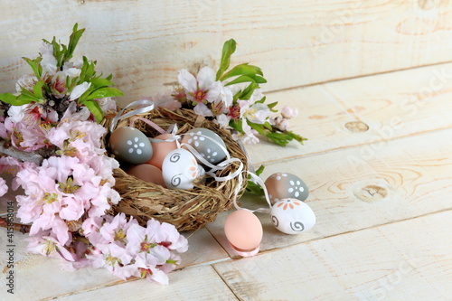 Uova di Pasqua con ramoscelli di fiori di mandorlo photo