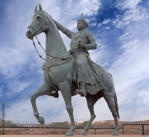 Foto Statue of Maharaja Rao Jodha Ji, founder of Mehrangarh fort and Jodhpur in Rajas