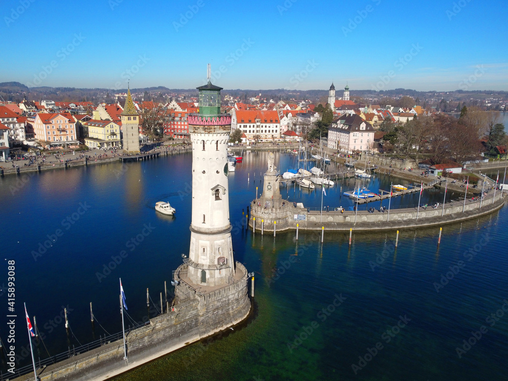 Lindau, Deutschland: Leuchtturm und Löwe schützen den Eingang zum Hafen