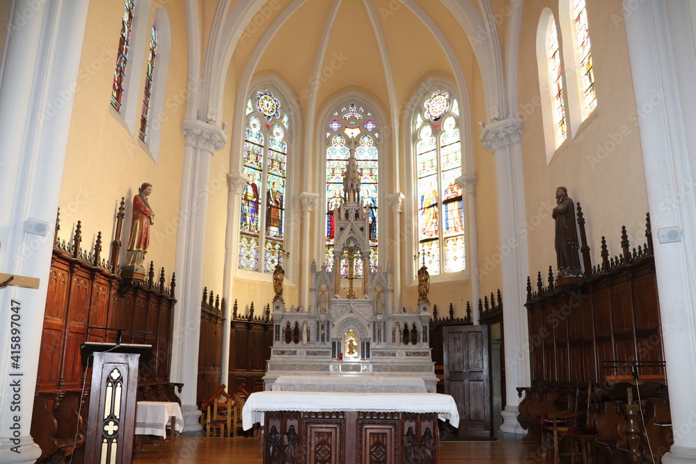 Intérieur de l'église catholique Saint Thyrse, église de style roman, ville de Bas en basset, département de la Haute Loire, France