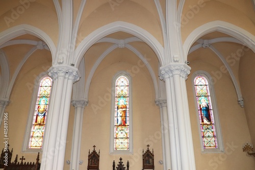 Intérieur de l'église catholique Saint Thyrse, église de style roman, ville de Bas en basset, département de la Haute Loire, France