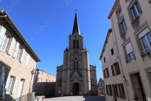 L'église catholique Saint Thyrse, église de style roman vue de l'extérieur, ville de Bas en basset, département de la Haute Loire, France