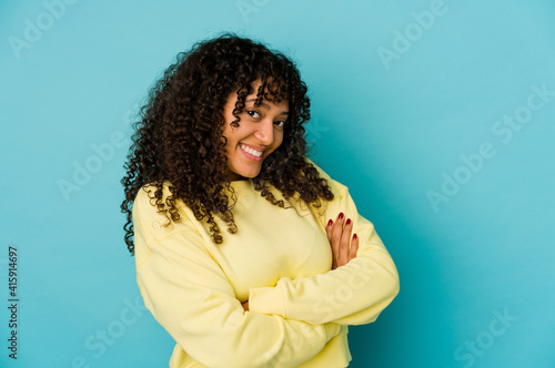 Young african american afro woman isolated who feels confident, crossing arms with determination.