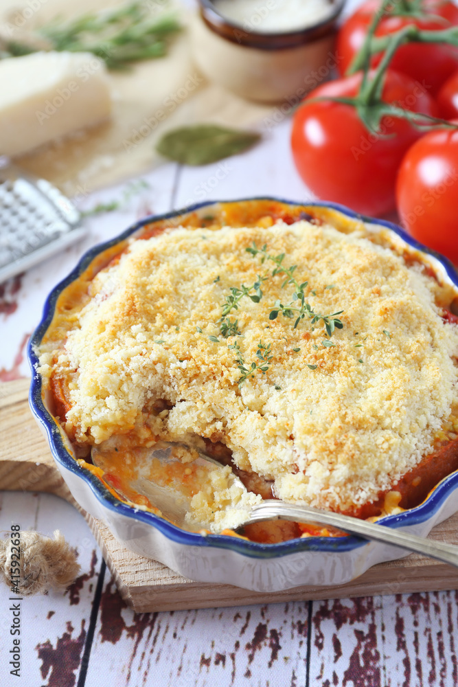 Tomato crumble with aromatic herbs and parmesan cheese Tomato crumble with aromatic herbs and parmesan cheese