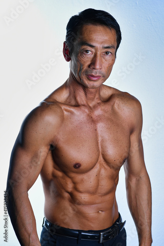 日本人のビジネスマン 筋肉質の上半身裸の中年男性 戦う男のイメージ 