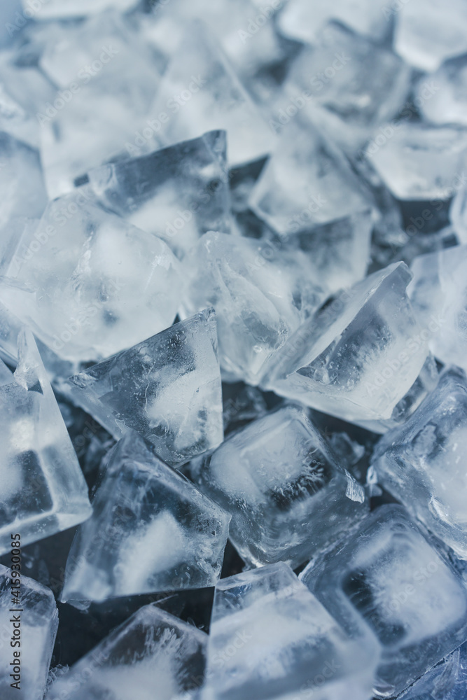 Obraz premium close-up of ice cubes in freezer tray with cold blue tones