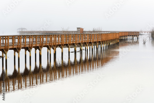 Tablou pe pânză The foggy elevated boardwalk at the Billy Frank Jr