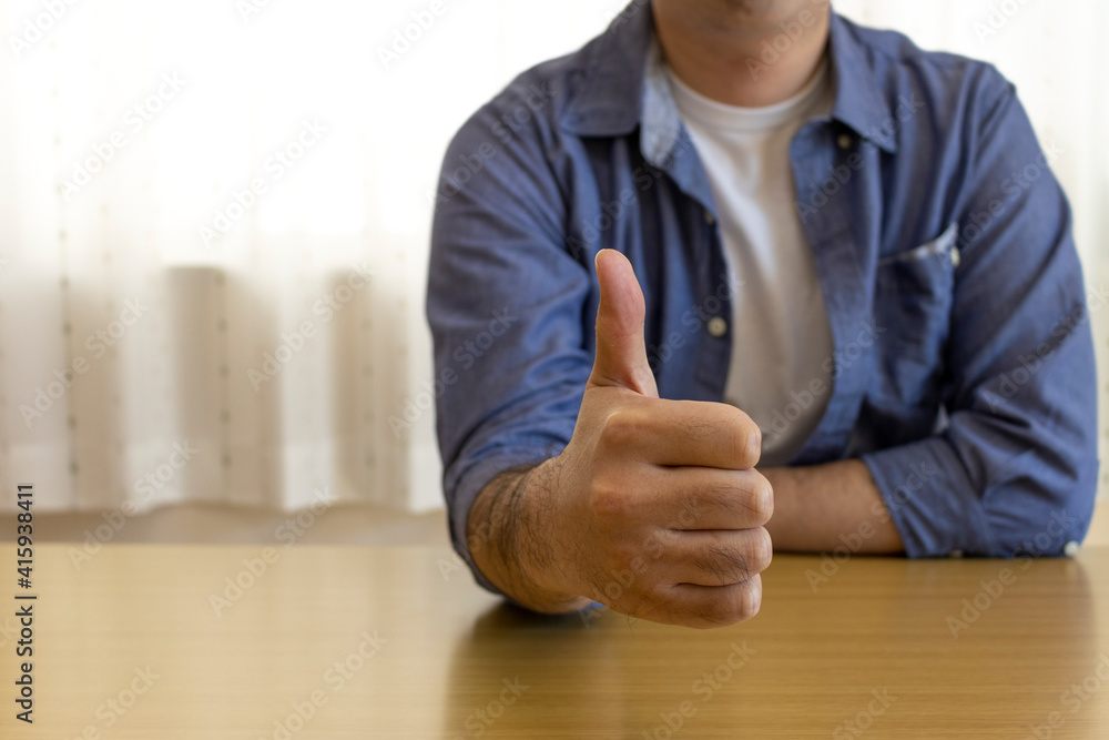 椅子に座り サムズアップする男性 30代 日本人 私服 Stock Photo Adobe Stock