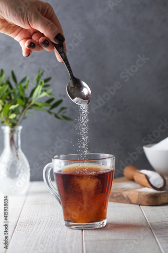 In a cup of tea, pour a sugar substitute from a teaspoon. Stevia, erythritol.