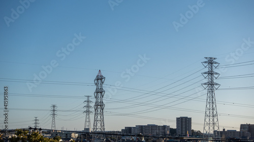 送電線と街並み 日本