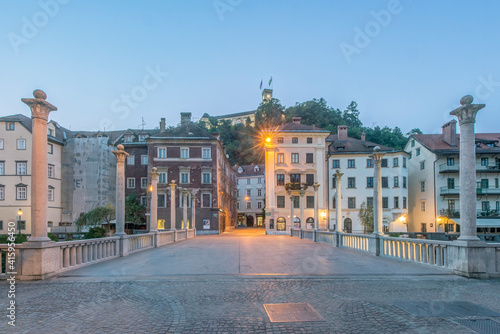 Slovenia, Ljubljana, Cobbler's Bridge at dawn