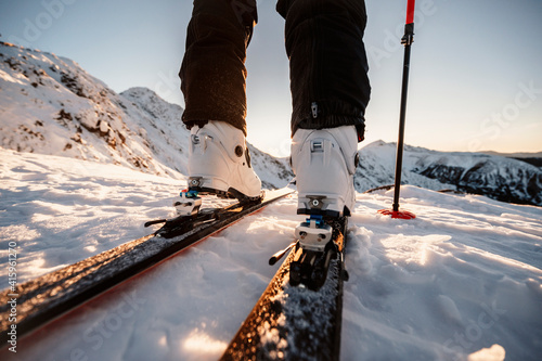 Foto Mountaineer backcountry ski walking in the mountains