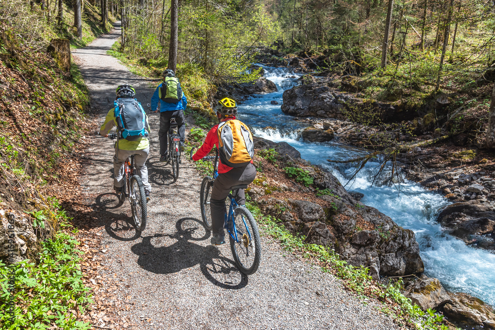 Radtour entlang eines idyllischen Bergbachs nahe Oberstdorf im Allgäu