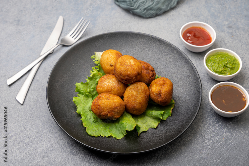 bread rolls stuffed with potatoes served with green and red sauces bread rolls stuffed with potatoes served with green and red sauces