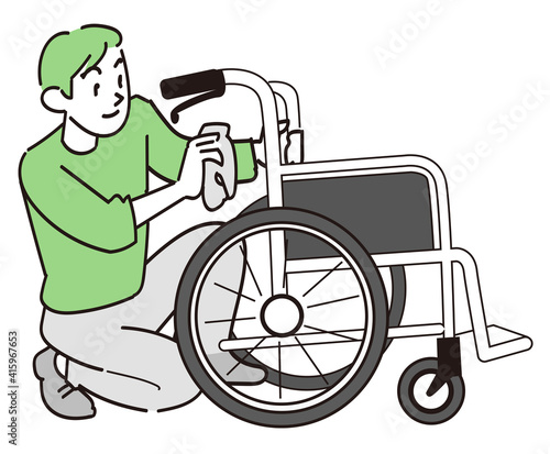 車いすの掃除で消毒作業を行う