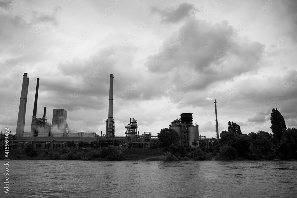 Industriegebiet am Rhein bei Duisburg, Ruhrgebiet Industriegebiet am Rhein bei Duisburg, Ruhrgebiet
