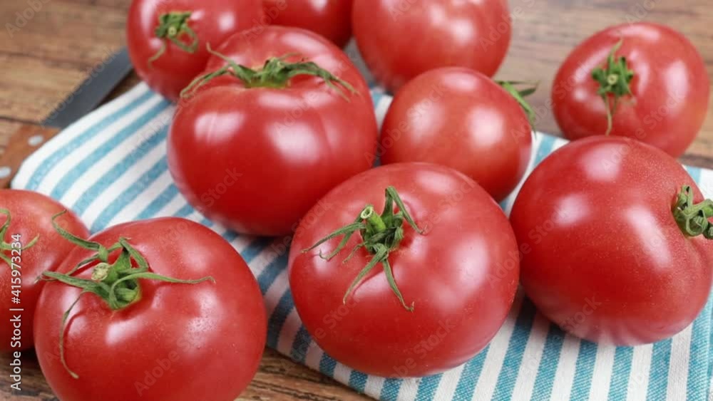 plusieurs tomates sur une table en bois plusieurs tomates sur une table en bois