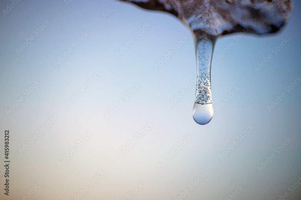 Obraz premium icicle hanging from the roof at the same winter