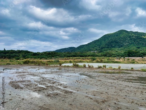 沖縄の田舎の村の晴れた日の静かな田園風景