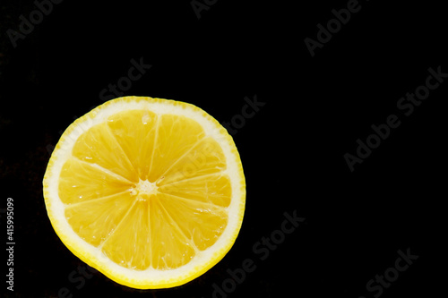 黄色のレモンと黒背景