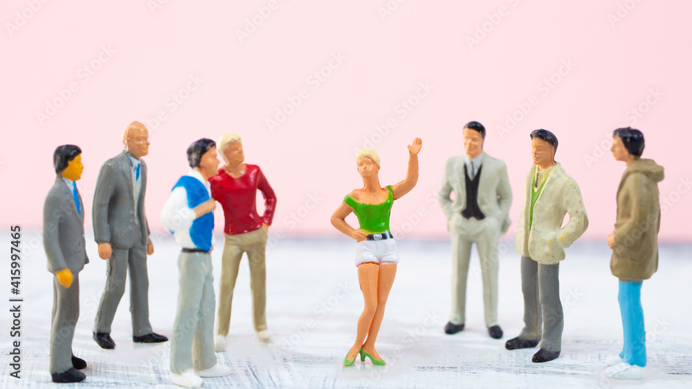 セクシーな若い女性にむらがる男たち(モテる女性) セクシーな若い女性にむらがる男たち(モテる女性)