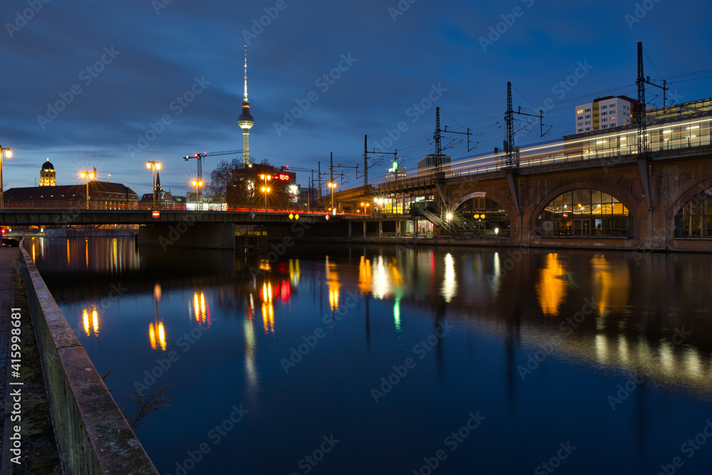 Fototapeta premium Jannowitzbrücke at Night