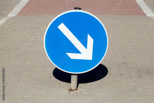 Verkehrsschild Vorgeschriebene Fahrtrichtung rechts photo