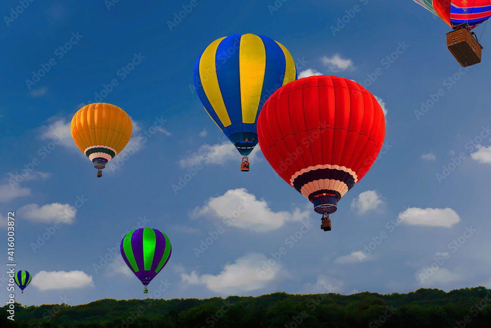 Obraz premium Montgolfières en vol sous ciel bleu