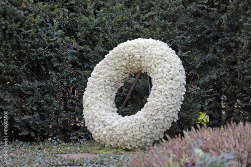 kranz grabschmuck auf einer grabstätte auf einem friedhof photo