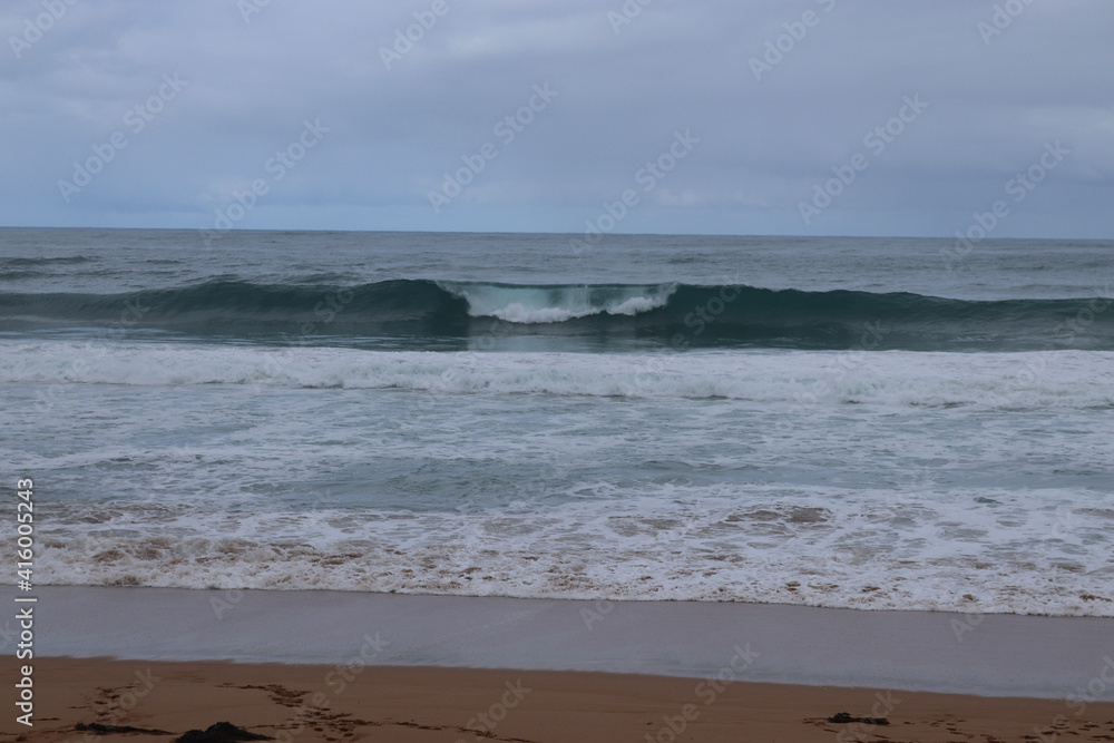 Fototapeta premium waves crashing on the beach