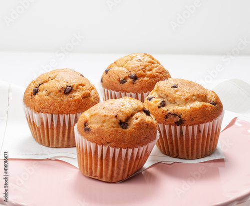 muffins de chocolate sobre plato rosa, vista cenital. muffins de chocolate sobre plato rosa, vista cenital.