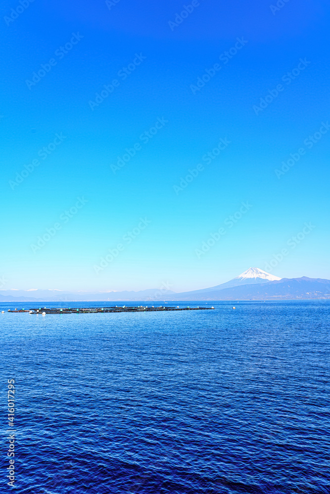 【静岡県】冠雪した富士山と駿河湾