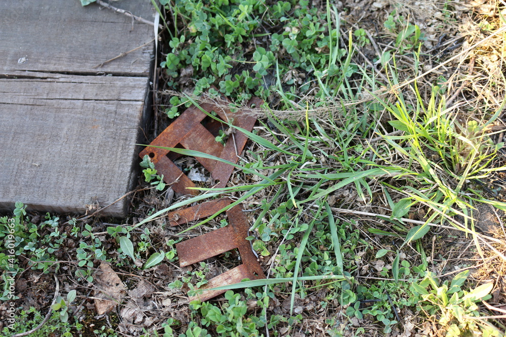 Obraz premium metal letter e lying on the ground