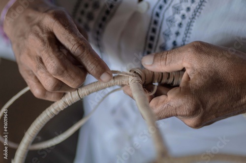 Persona tejiendo canasto de mimbre photo