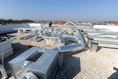 gaines de ventilation sur un toit photo