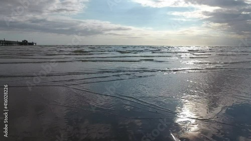 Hermoso paisaje marino brillante, playa de arena, nubes reflejadas en el agua, fondo y textura minimalistas naturales, banner de vista panorámica