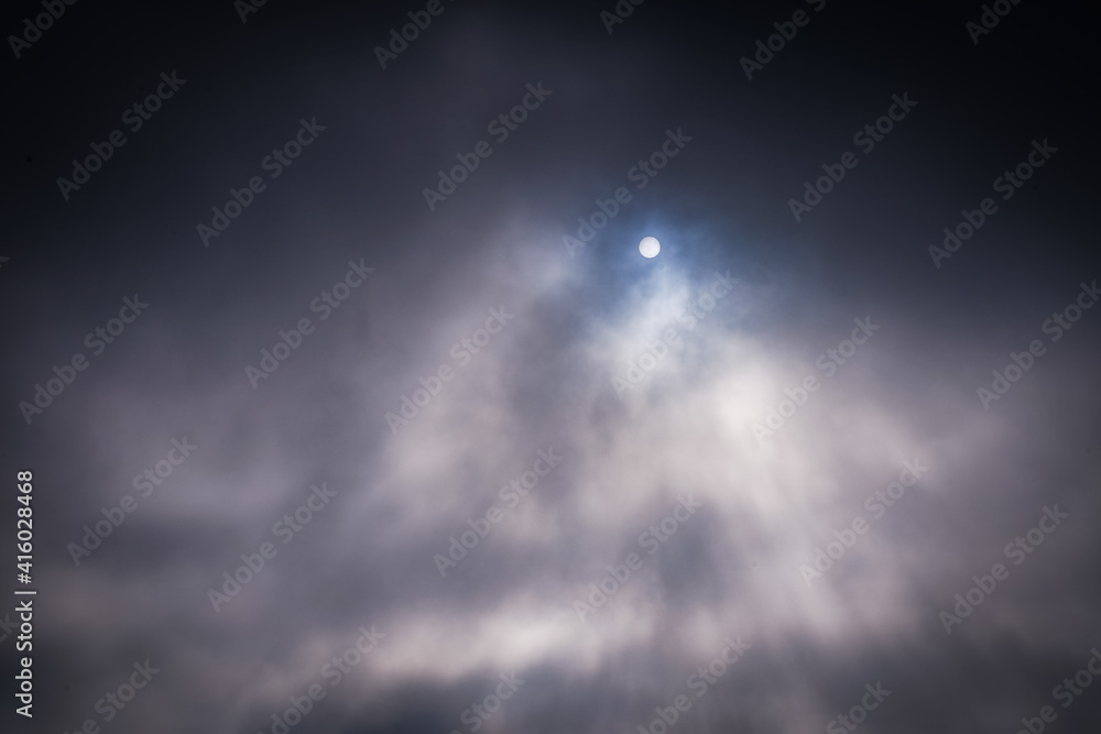 Wolkenstimmung mit Nebel mit versteckter Sonne, die etwas hervorblitzt Wolkenstimmung mit Nebel mit versteckter Sonne, die etwas hervorblitzt