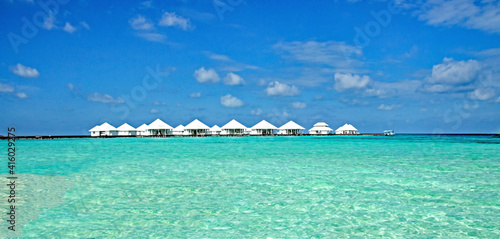 Malediven Resorts mit Wasserbungalows, Paradies im Indischen Ozean mit puderzuckerweißen Stränden und türkis-blauem Meer.