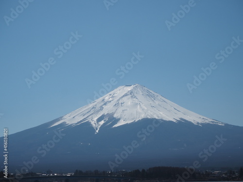 美しく雪の積もった富士山