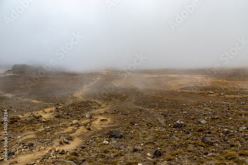 Lande volcanique sous la brume, parc de Tongariro, Nouvelle Zélande