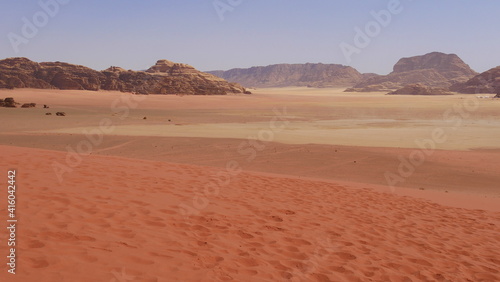 Spektakuläre Farben und Formen in der Wüste Wadi Rum