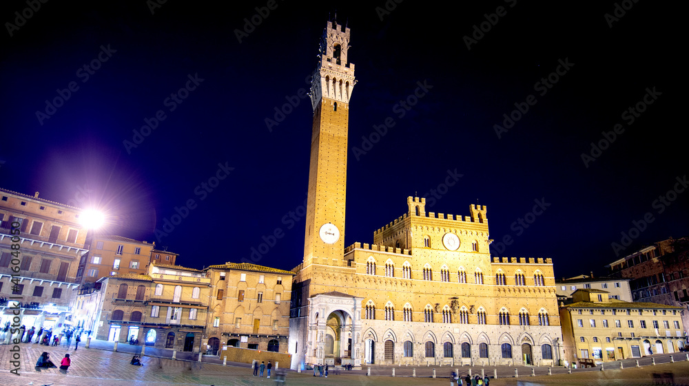 Fototapeta premium Piazza del Campo a Siena di Notte