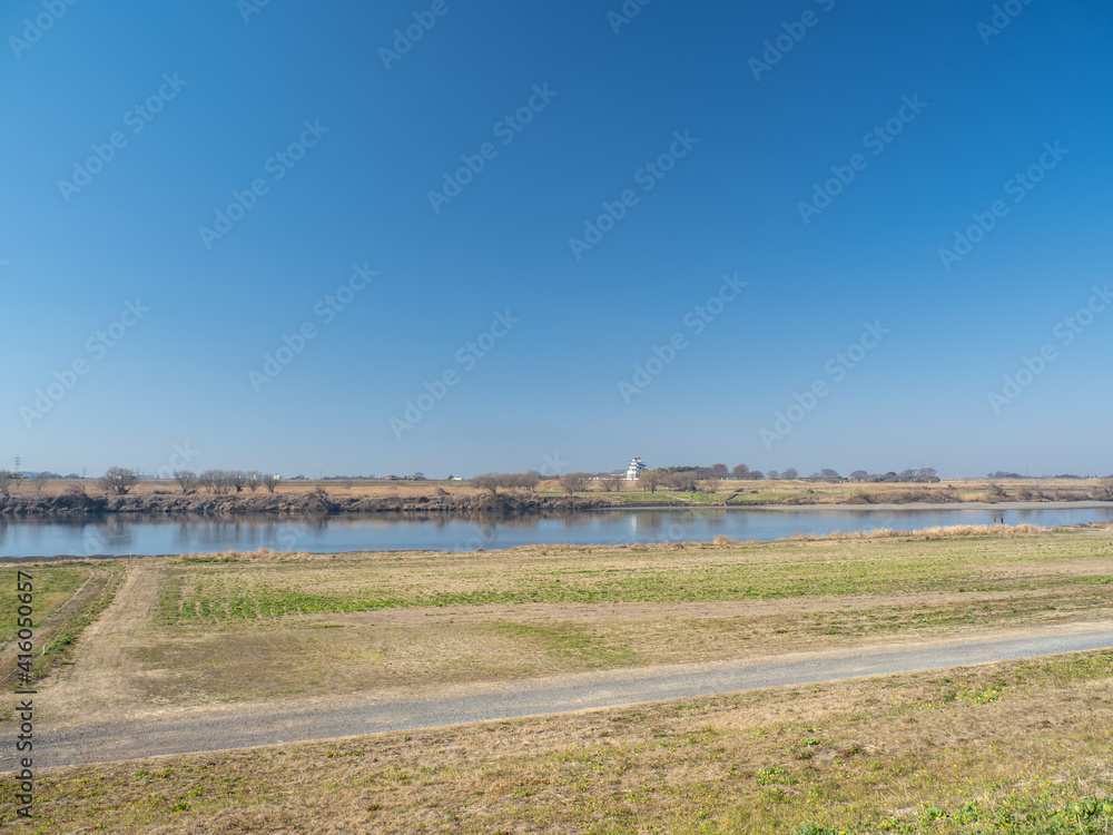 早春の茨城県境町の利根川河川敷の風景