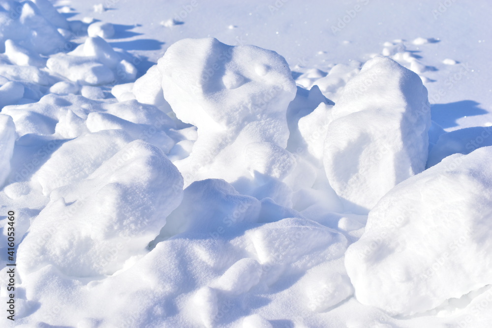 Fototapeta Białe bloki śniegu w zimowe popołudnie